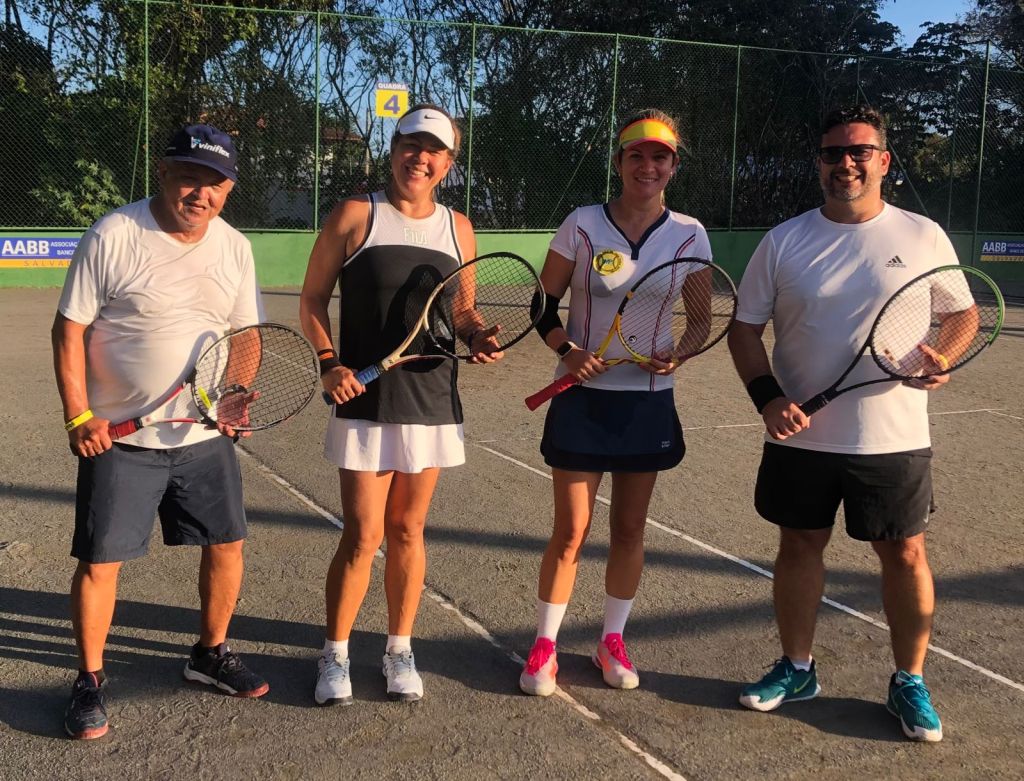 Aplausos para a
Duplas Mistas
Gardenia Oliveira e Raimundo Isami vs Ana Paula Carvalho Neves e Jean Caetano Viana.